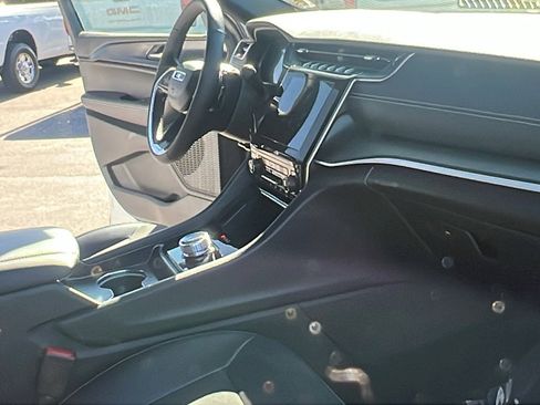 New 2025 Jeep Grand Cherokee L Laredo image 11