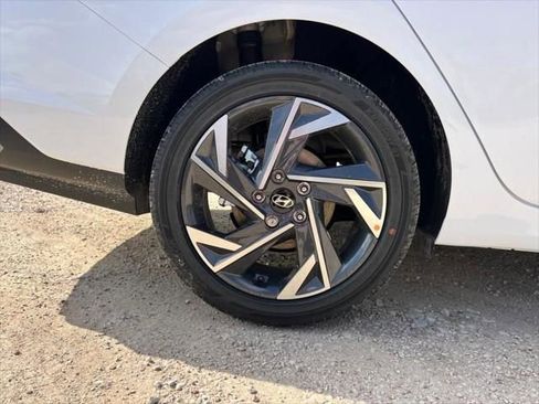 Used 2025 Hyundai Elantra SEL image 9