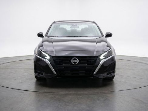 Used 2025 Nissan Altima 2.5 SV FWD image 2