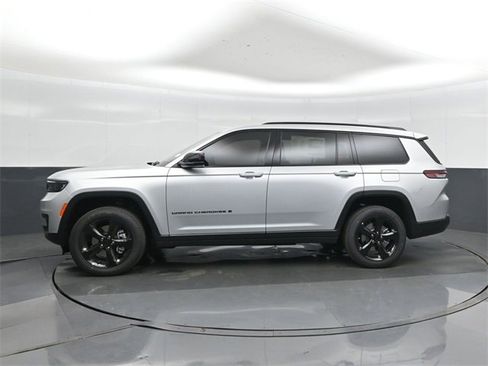 New 2025 Jeep Grand Cherokee L Altitude image 2