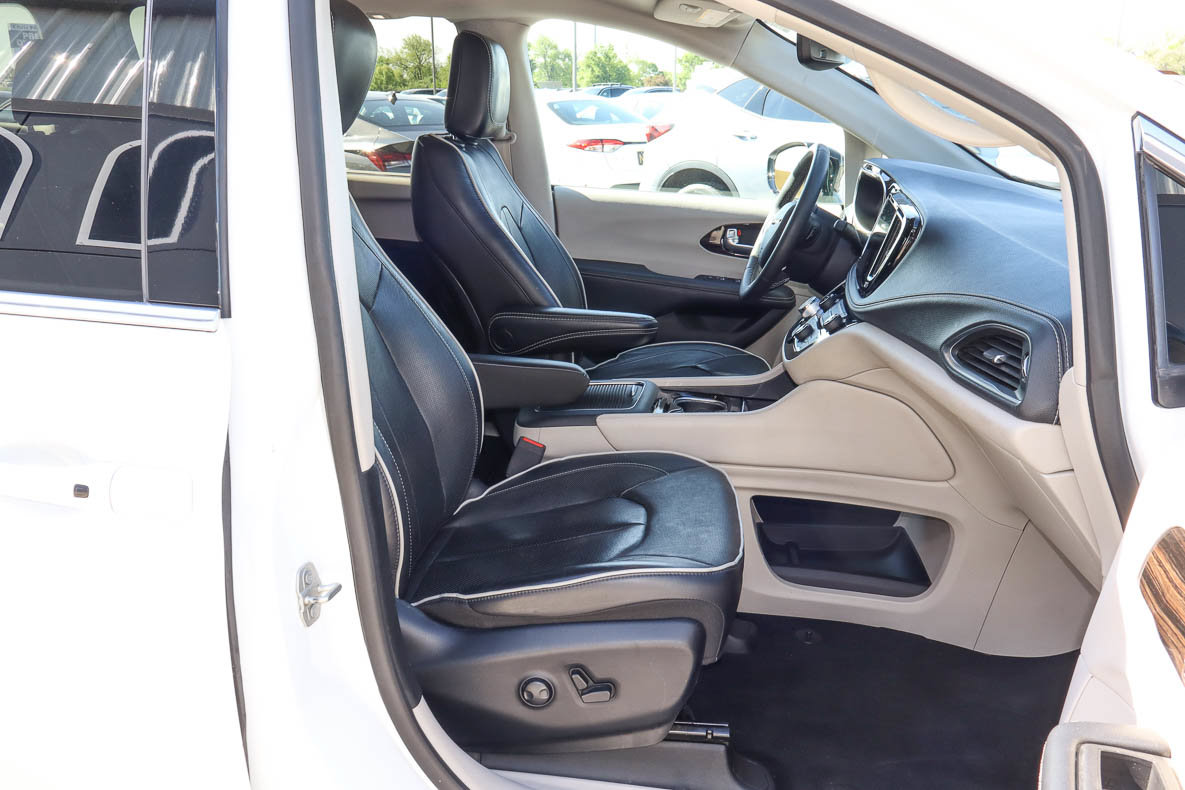 Used 2024 Chrysler Pacifica Limited FWD image 28