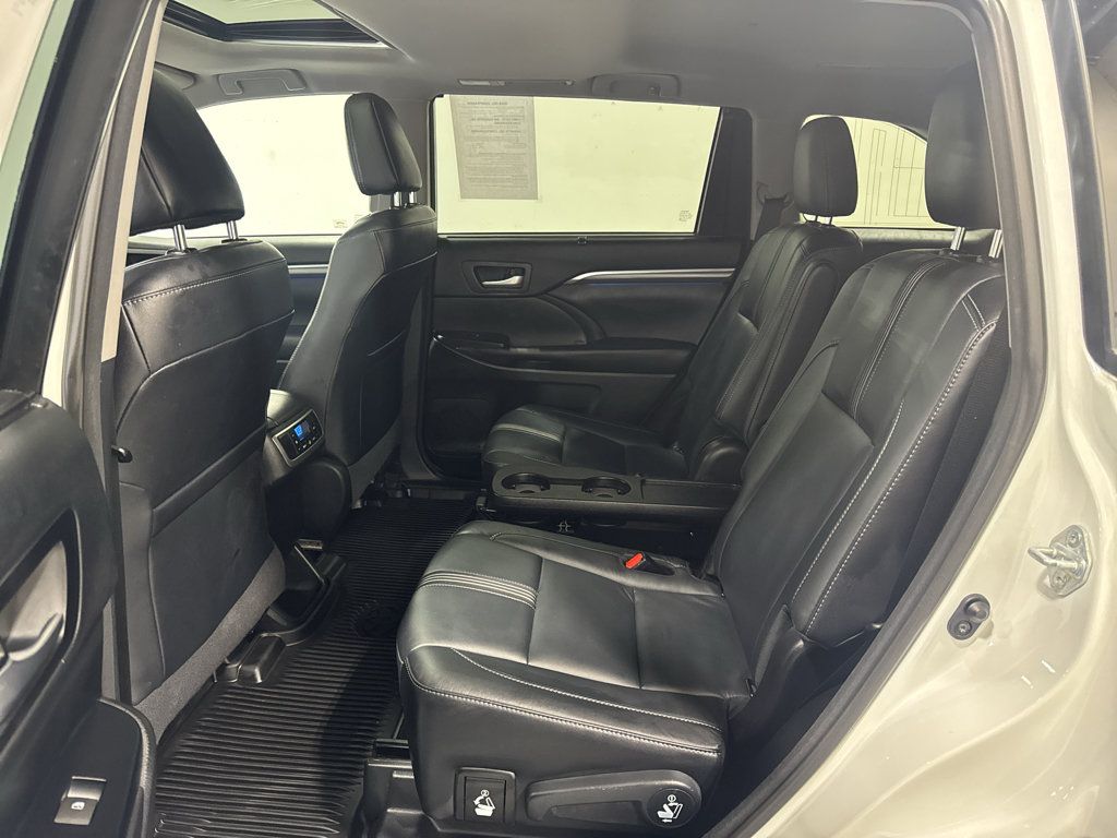 Used 2017 Toyota Highlander SE FWD image 38