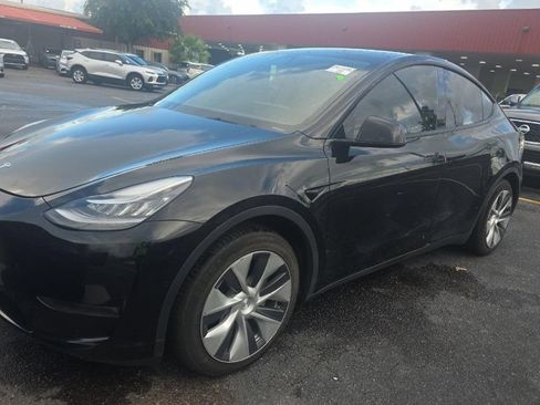 Used 2022 Tesla Model Y Long Range AWD/4WD image 1