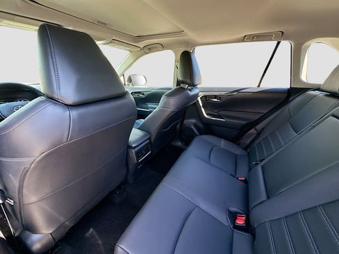 Used 2022 Toyota RAV4 XLE Premium image 26