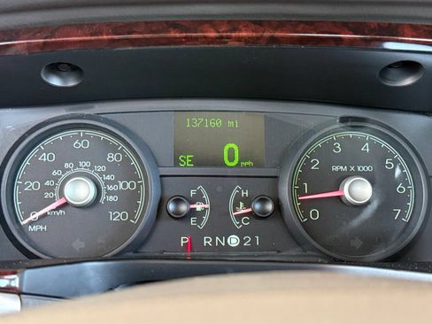 Used 2010 Lincoln Town Car Signature Limited RWD image 22