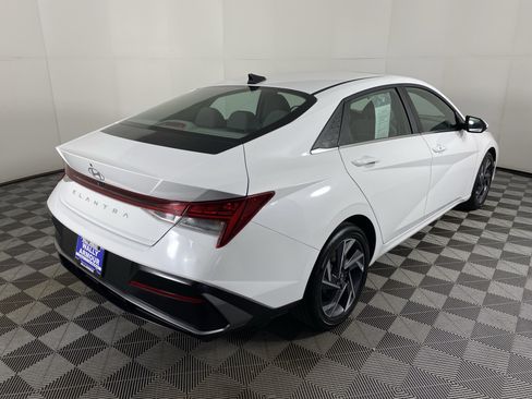 Used 2025 Hyundai Elantra SEL image 9