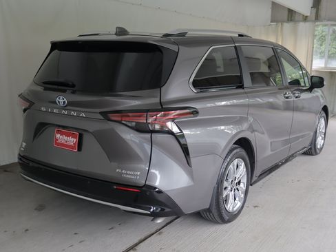 Used 2024 Toyota Sienna Platinum AWD/4WD image 8
