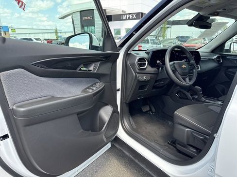 Used 2025 Chevrolet TrailBlazer LT FWD image 24