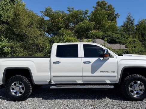 Used 2018 GMC Sierra 3500 Denali w/ Duramax Plus Package AWD/4WD image 9