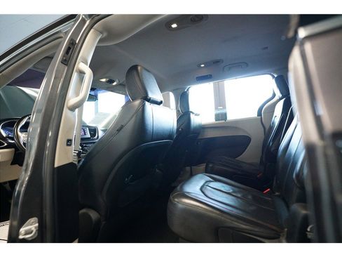 Used 2017 Chrysler Pacifica Touring-L image 14