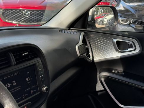 Used 2025 Kia Soul LX w/ LX Technology Package FWD image 32