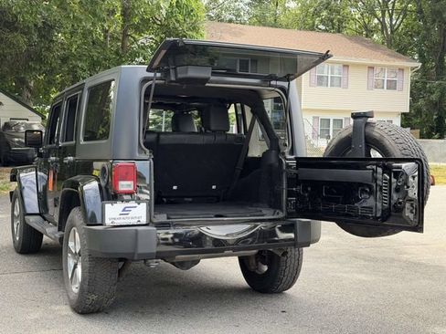 Used 2017 Jeep Wrangler Unlimited Sahara w/ Connectivity Group AWD/4WD image 8