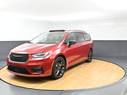 Used 2025 Chrysler Pacifica Limited FWD image 4