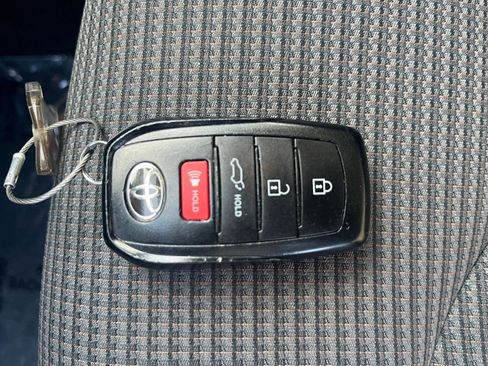 Used 2025 Toyota Highlander LE image 18