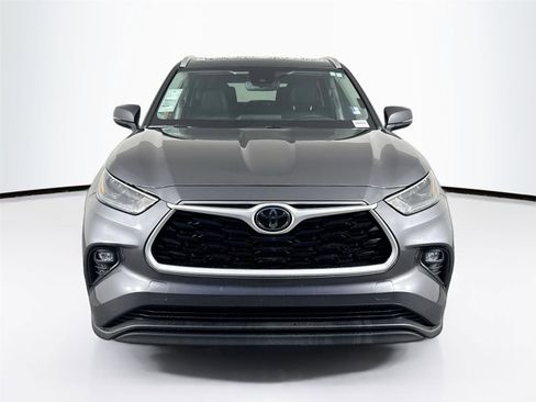 Certified 2024 Toyota Highlander XLE image 3