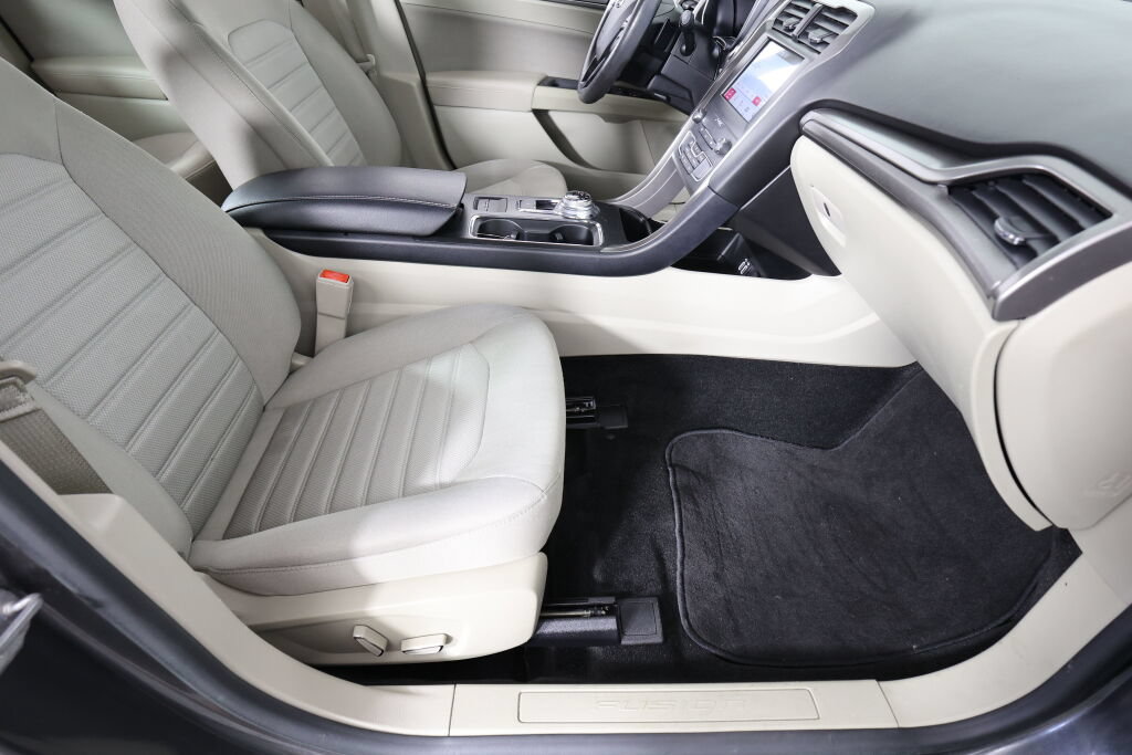 Used 2019 Ford Fusion SE FWD image 26