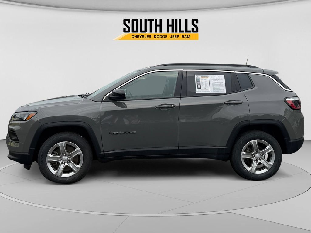 Used 2023 Jeep Compass Latitude AWD/4WD image 2