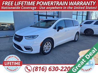 Used 2025 Chrysler Pacifica Select