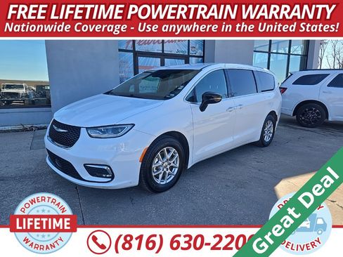 Used 2025 Chrysler Pacifica Select image 1