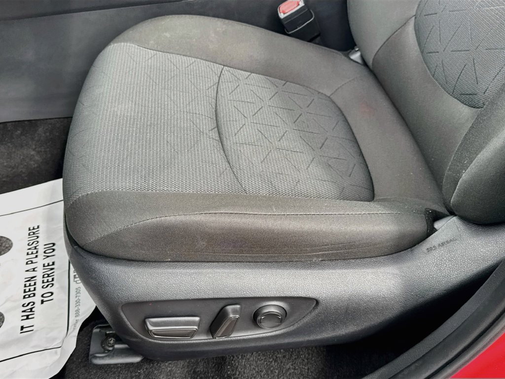 Used 2025 Toyota RAV4 XLE AWD/4WD image 22