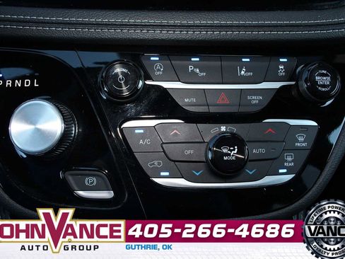 Used 2025 Chrysler Pacifica Limited image 42