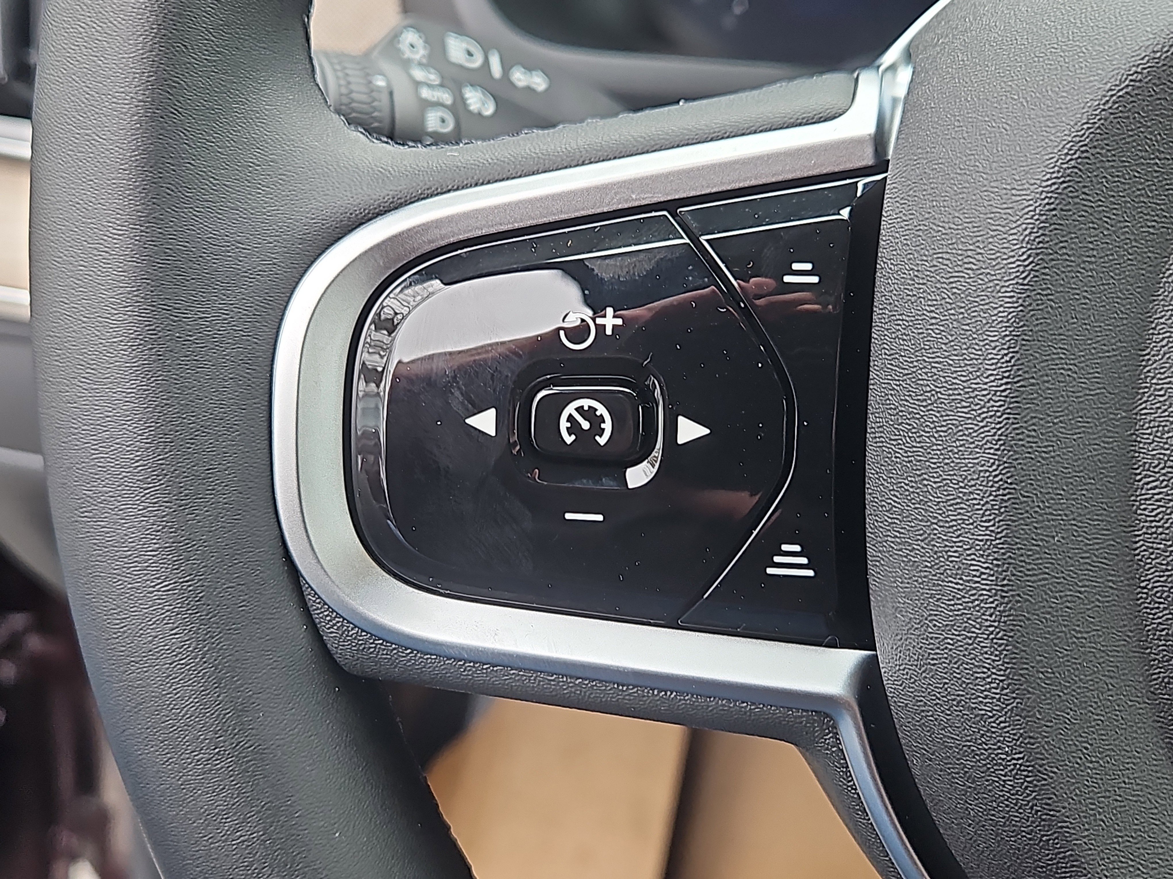 New 2026 Volvo XC90 T8 Plus w/ Protection Package Premier AWD/4WD image 16