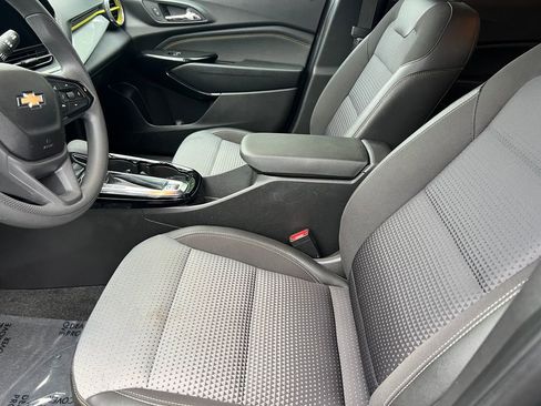 Used 2025 Chevrolet Trax LT FWD image 10
