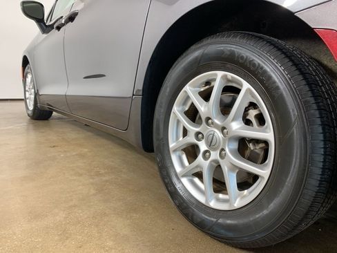 Used 2023 Chrysler Pacifica Touring-L image 16