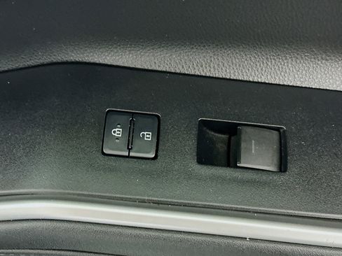 Used 2021 Toyota Highlander XSE FWD image 29