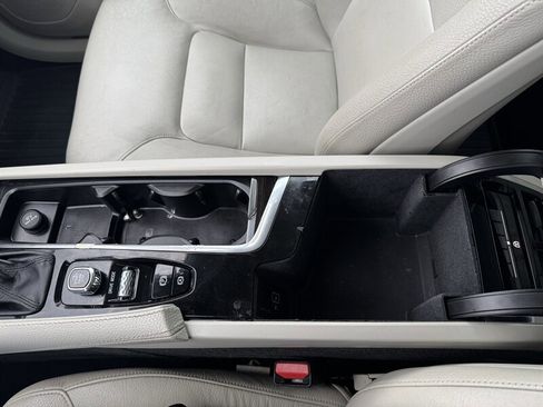 Used 2018 Volvo XC90 T6 Momentum w/ Convenience Package image 16