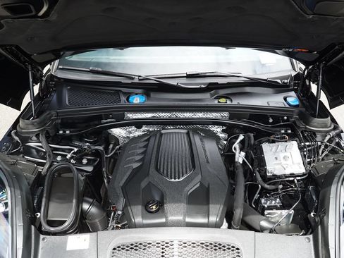 Used 2024 Porsche Macan AWD/4WD image 40