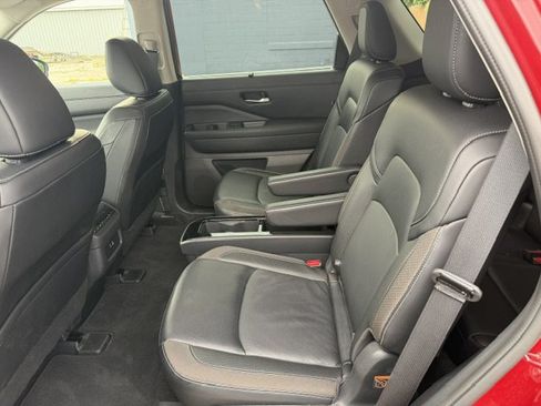Used 2024 Nissan Pathfinder SL w/ SL Premium Package FWD image 16
