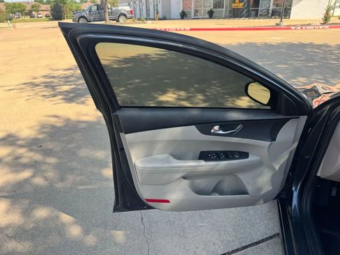 Used 2019 Kia Forte LXS FWD image 7