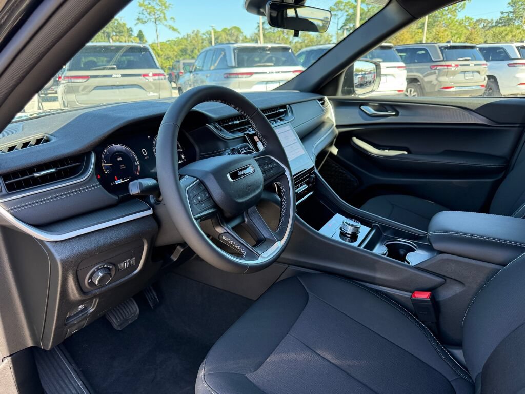 New 2027 Jeep Grand Cherokee Laredo RWD image 21