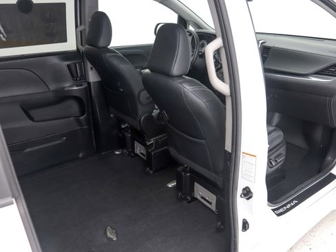 Used 2018 Toyota Sienna SE Premium w/ Carpet Mat Package image 18