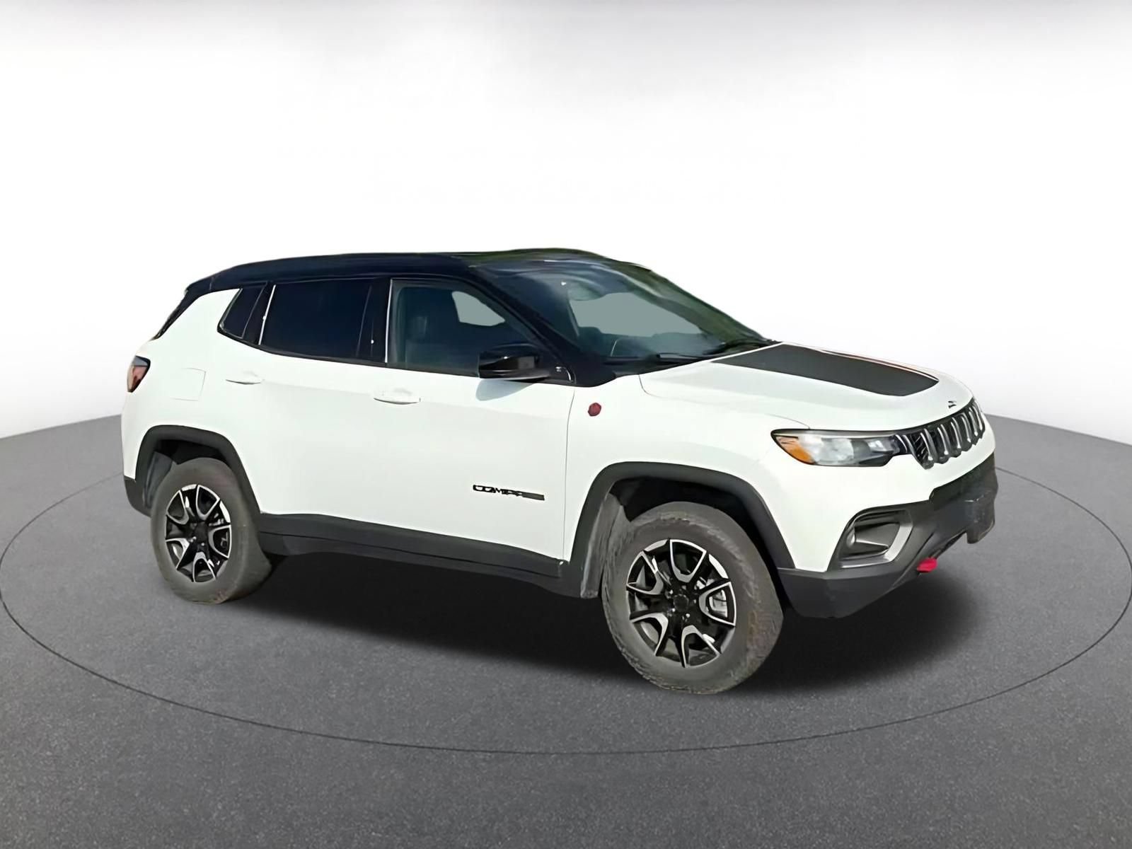 Used 2025 Jeep Compass Trailhawk AWD/4WD image 2