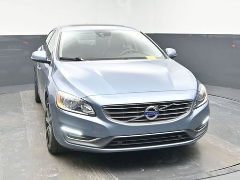Used 2017 Volvo S60 T5 Inscription image 2