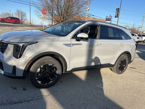 Used 2024 Kia Sorento S w/ Panoramic Sunroof Package image 3