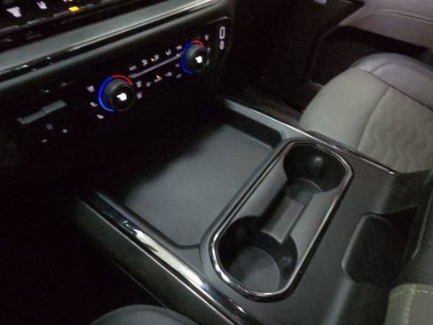 Used 2024 Chevrolet Silverado 2500 ZR2 w/ Technology Package image 39