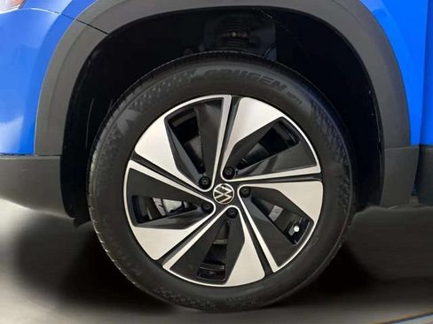 Used 2025 Volkswagen Taos SE w/ Panoramic Sunroof Package AWD/4WD image 93