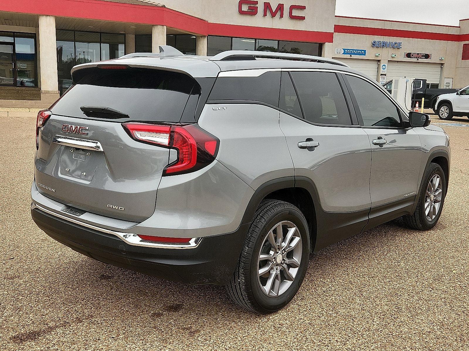 Used 2024 GMC Terrain SLT AWD/4WD image 4