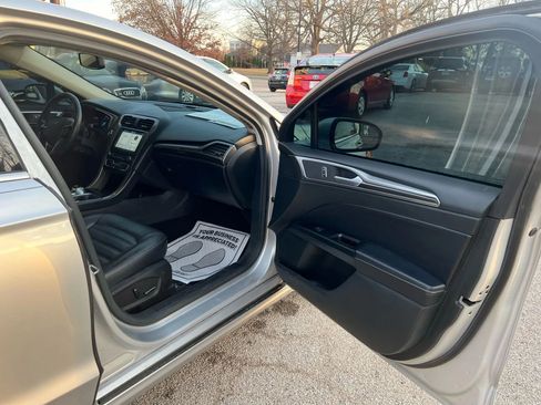 Used 2017 Ford Fusion SE w/ Fusion SE Technology Package image 18