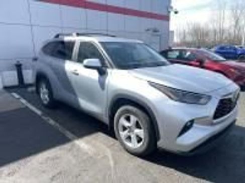 Used 2023 Toyota Highlander LE image 5