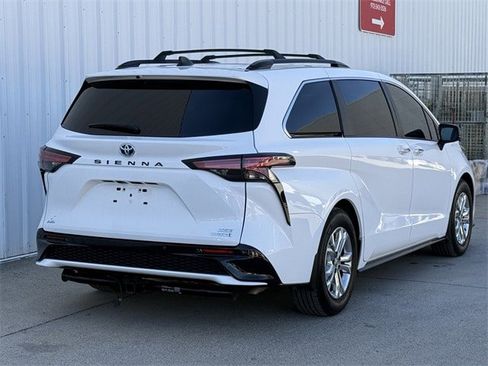 Used 2023 Toyota Sienna XSE w/ XSE Plus Package image 4