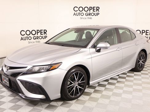 Used 2024 Toyota Camry SE FWD image 9