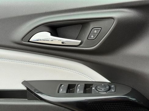 Used 2025 Chevrolet Trax LT w/ LT Convenience Package image 21