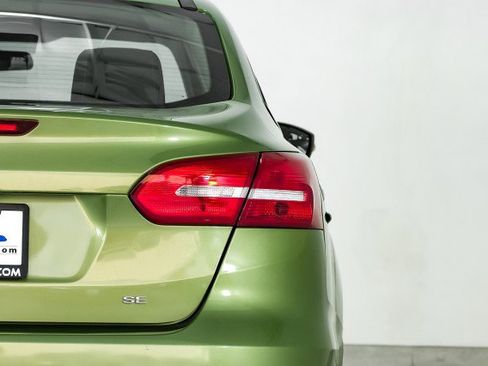 Used 2018 Ford Focus SE w/ SE Appearance Package image 44