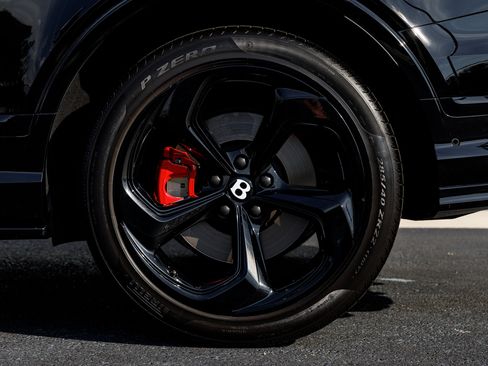 Used 2024 Bentley Bentayga image 17