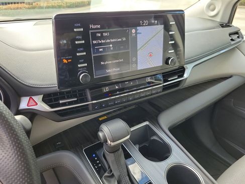 Used 2024 Toyota Sienna Limited image 24