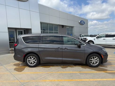 Used 2023 Chrysler Pacifica Touring-L FWD image 8
